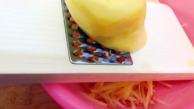 绿色美食+黑胡椒孜然三丝饼,用擦丝器把土豆擦成丝!
直接擦到水里,可以防止土豆变色!