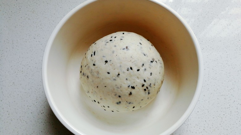 黑芝麻红薯全麦面包(波兰种),揉好的面团放入大碗中盖保鲜膜进行发酵;(你也可以直接在面包机内发酵,依个人喜好选择)