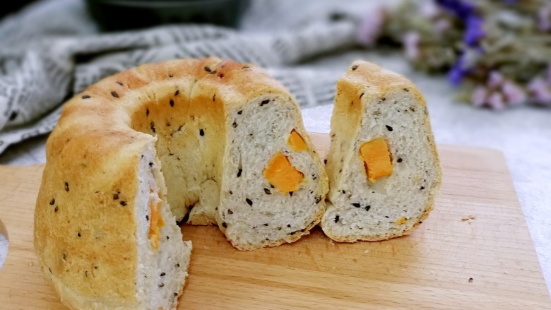 黑芝麻红薯全麦面包(波兰种),成品图!