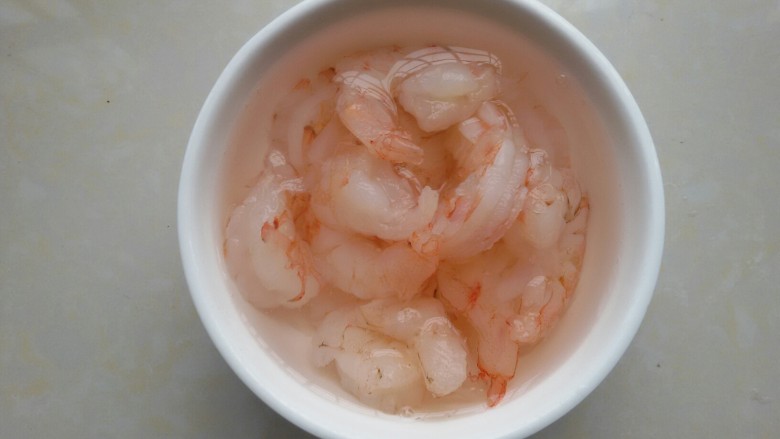 鲜虾番茄意面,<a style='color:red;display:inline-block;' href='/shicai/ 287'>虾仁</a>提前解冻,去掉虾线,备用