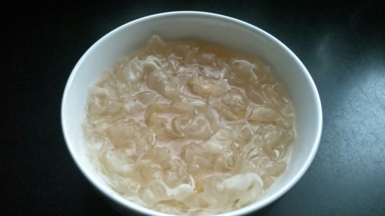 红糖红豆银耳羹,提前将<a style='color:red;display:inline-block;' href='/shicai/ 232'>银耳</a>泡发(我一般提前一夜泡好)