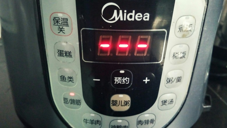 红糖红豆银耳羹,按煮豆/蹄筋键,煮羹的工作就交给电压力锅吧。