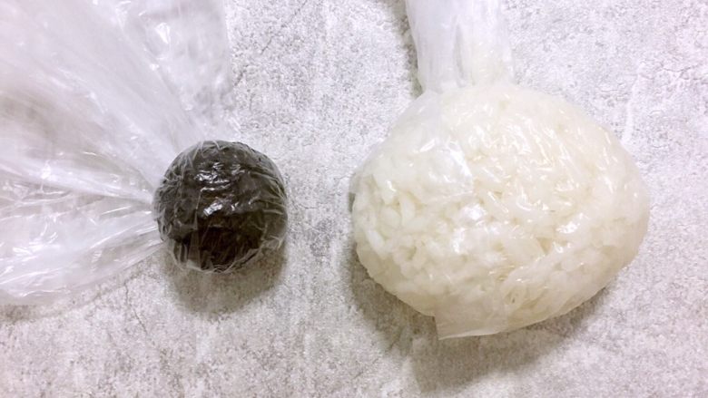 小女孩饭团,2⃣️剪一块紫菜把小饭团包住,丸子头就做好了。