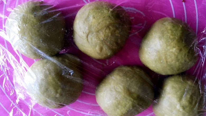 #绿色美食#抹茶美浓面包,分割成80克的小团,再醒发20分钟