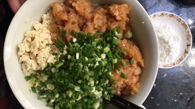 便当常备菜系列:豆腐鸡肉丸子,豆腐、鸡肉、小葱混合均匀。