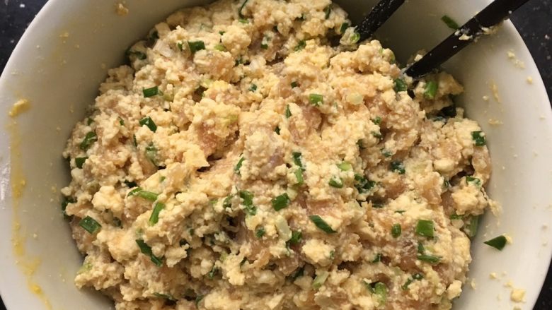 便当常备菜系列:豆腐鸡肉丸子,最后把调味料和生粉都加进去。