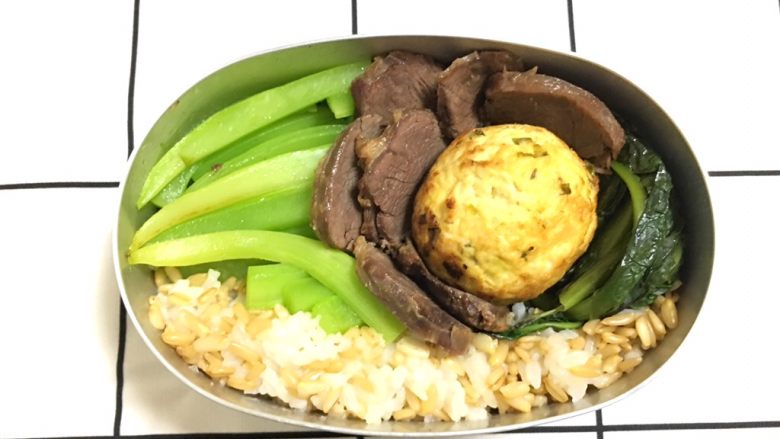 便当常备菜系列:豆腐鸡肉丸子,搭配示范2:肉丸+卤牛肉+燕麦米饭+炒莴笋
前一天晚上切好莴笋(叶子我也留着),预约好米饭,第二天早上起床把卤牛肉切好和丸子一起蒸,炒个莴笋就可以装盒了。