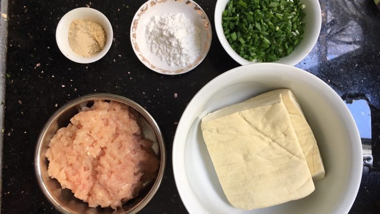 便当常备菜系列:豆腐鸡肉丸子,鸡肉剁到图上这样小粒的状态就可以了,<a style='color:red;display:inline-block;' href='/shicai/ 101'>鸡胸肉</a>切太碎成品口感会很柴。
