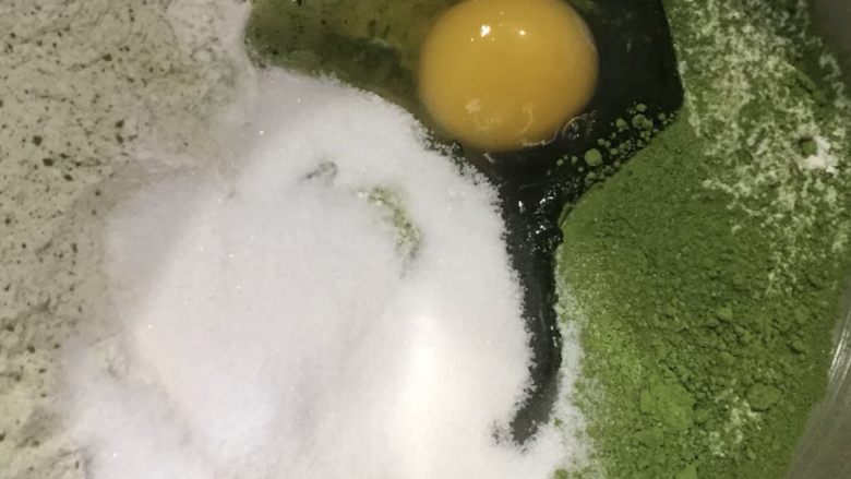 无油无糖意式脆饼,把鸡蛋打散,倒入粉类中混合