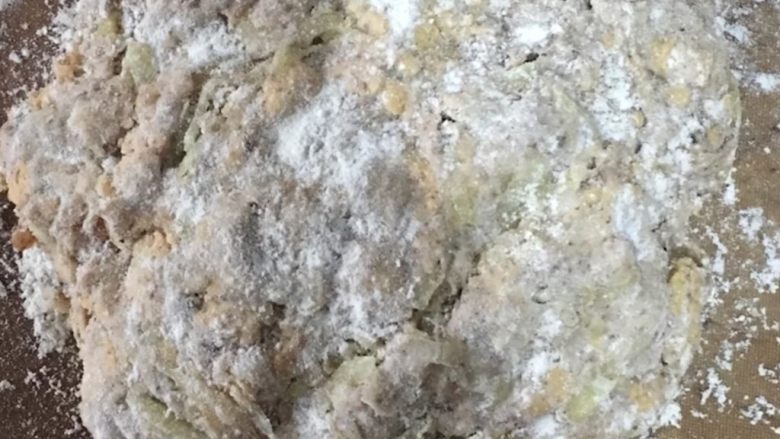 无油无糖意式脆饼,加入一定量的牛奶将面粉搅拌成干硬面团,整形成1.5厘米厚的长条形面团