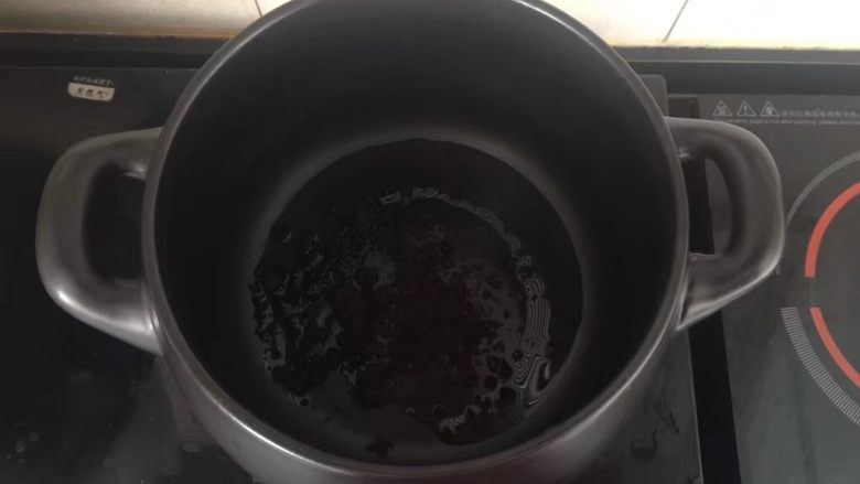 坤博砂锅-特色红烧肉,坤博砂锅内倒入少许油小火加热后放入<a style='color:red;display:inline-block;' href='/shicai/ 882'>红糖</a>炒糖色。