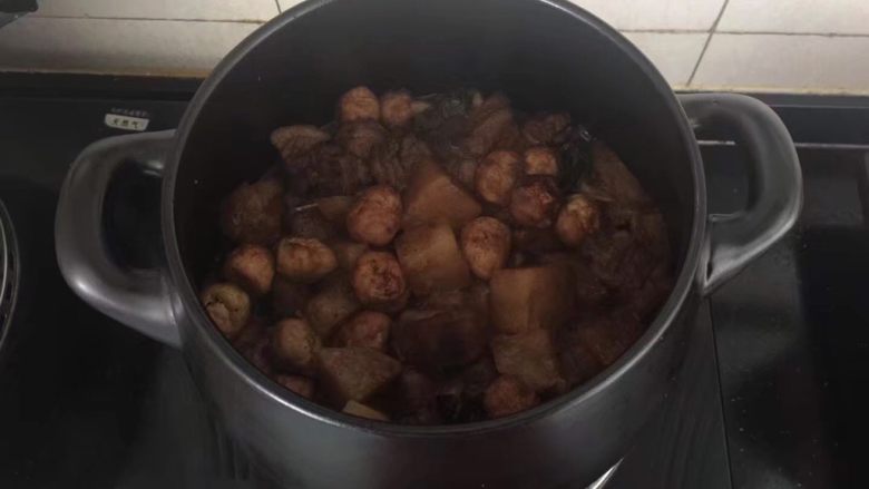 坤博砂锅-特色红烧肉,放入砂锅内转小火慢炖半小时后即可。