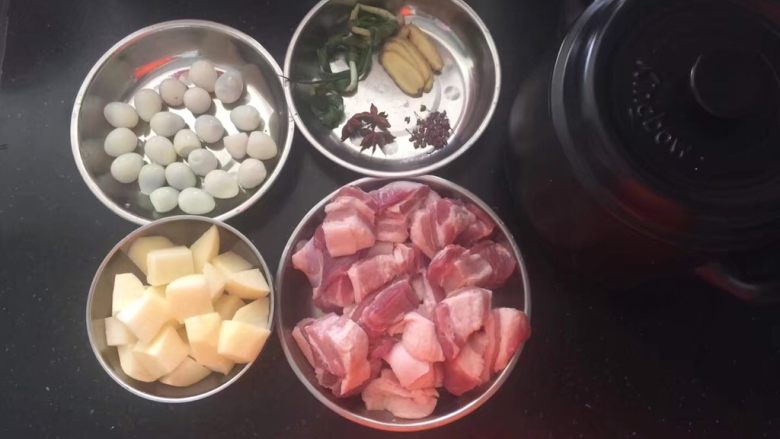 坤博砂锅-特色红烧肉,准备好材料冼净改刀备用,坤博砂锅擦干净备用。