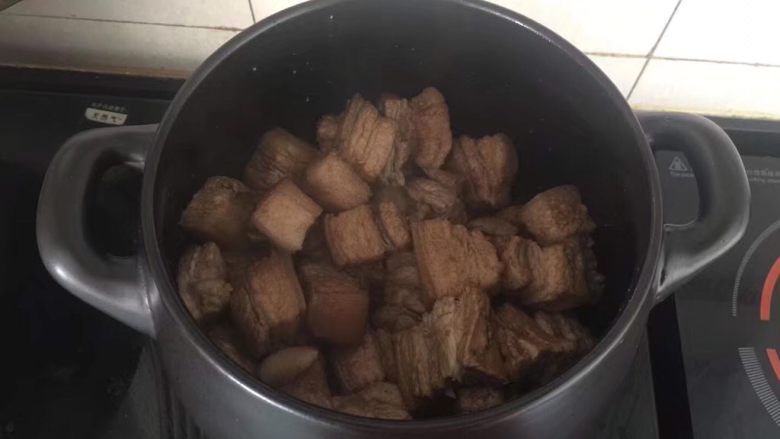 坤博砂锅-特色红烧肉,倒入五花肉块翻炒均匀上色。