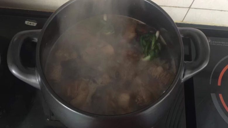 坤博砂锅-特色红烧肉,倒入适量的沸水大火煮开。