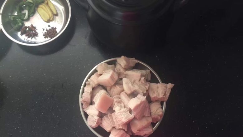 坤博砂锅-特色红烧肉,用温水冲洗干净沥干水分。