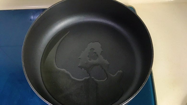 红飞翠舞芙蓉滑虾球,油温低一点,放适量油