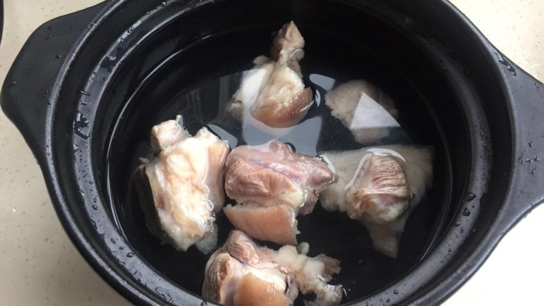 猪蹄黄豆汤,猪蹄洗净后,放入砂锅。然后砂锅里加入2/3锅的水。