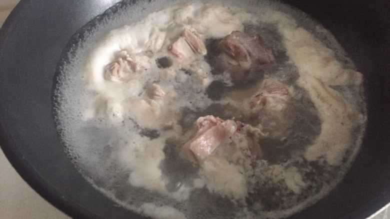 猪蹄黄豆汤,冷水下锅,放入猪蹄。煮沸去废水。