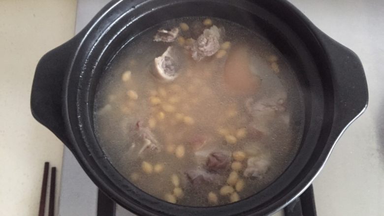 猪蹄黄豆汤,炖煮30分钟后,把泡好的黄豆加入。