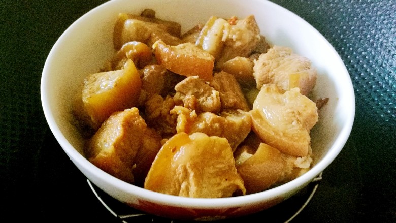 #秋味儿#鲍鱼红烧肉,将鲍鱼摆在碗中,上面摆上煮好的红烧肉,浇上红烧汁,大火煮开锅中水后,隔水炖六分钟。