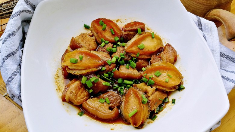 #秋味儿#鲍鱼红烧肉,鲍鱼新做法,美味不可挡哦。其实机体70%的胆固醇是机体自己产生的,只要控制摄入量,并合理搭配蔬菜和全谷物,不用担心红烧肉引起胆固醇升高和发胖哦。