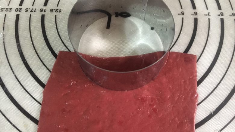 麦当劳薯条造型馒头,取出一块长方形红色面皮,用圆形模具,在中间边缘处印出一个弧形小口。