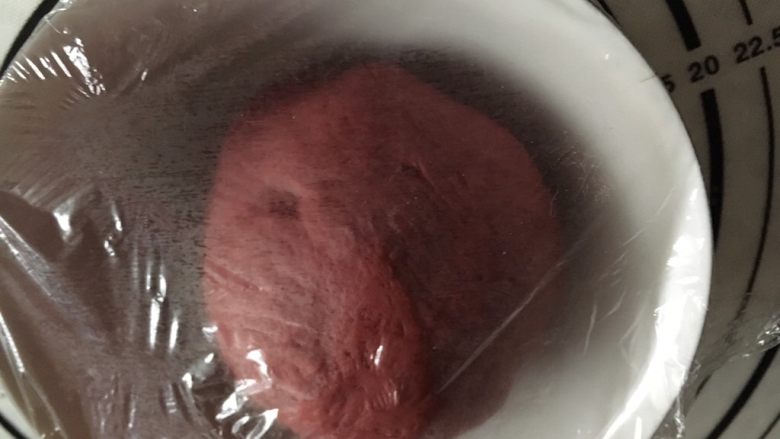 麦当劳薯条造型馒头,趁着蒸南瓜的时候,我们准备红色面团。
把红色面团材料混合均匀,揉成光滑的面团,放在容器里,盖好保鲜膜备用。