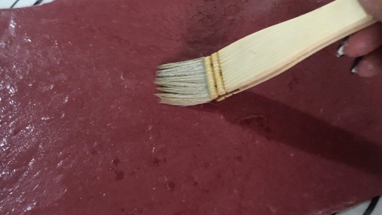 麦当劳薯条造型馒头,翻过来,背面在刷一层。