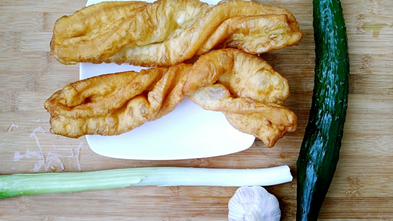 清香黄瓜烧油条,准备食材!
