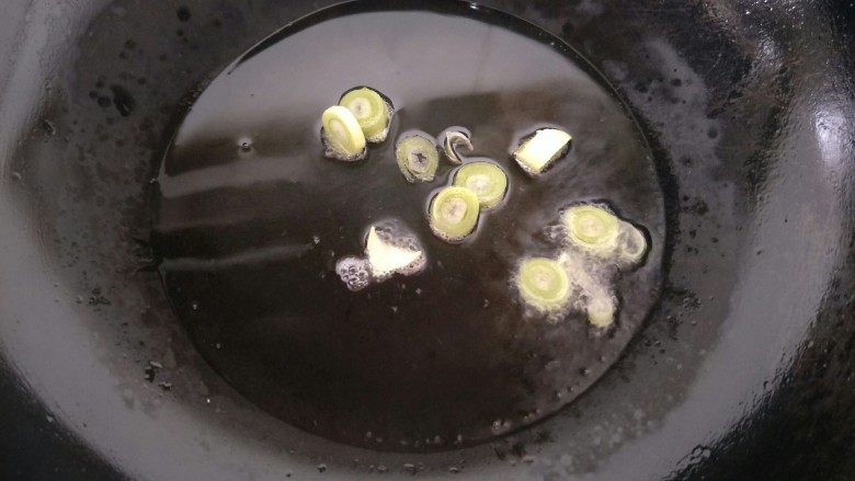 鸡肉咖喱饭,锅倒油加热,放入事先切好的葱花。