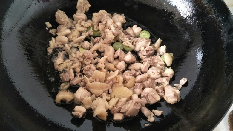 鸡肉咖喱饭,放焯好的鸡肉翻炒一会。