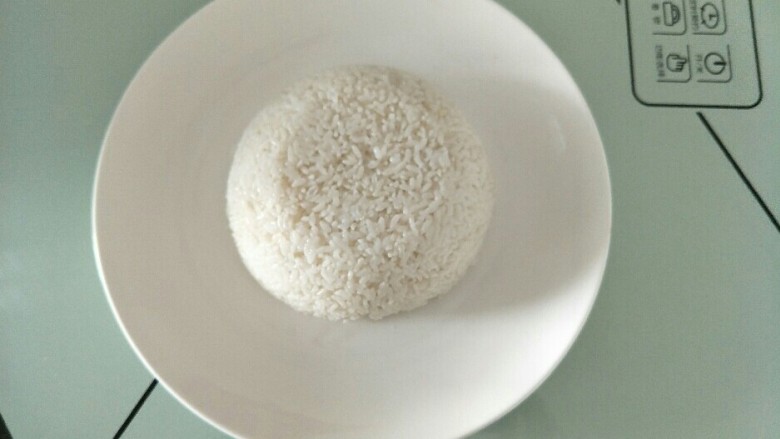 鸡肉咖喱饭,然后倒扣在盘子中。