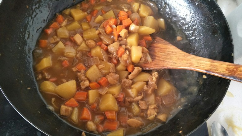 鸡肉咖喱饭,烧到汁剩的不多时,就可以小火收汁,烧成浓浓的样子即可。