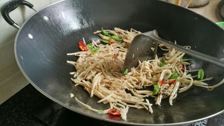 爆炒芋头丝,热锅冷油,放入辣椒煸炒,加入芋头丝煸炒,大概2分钟。
