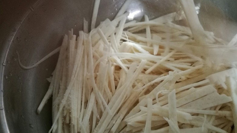 爆炒芋头丝,芋头丝切好,加盐使其软化。