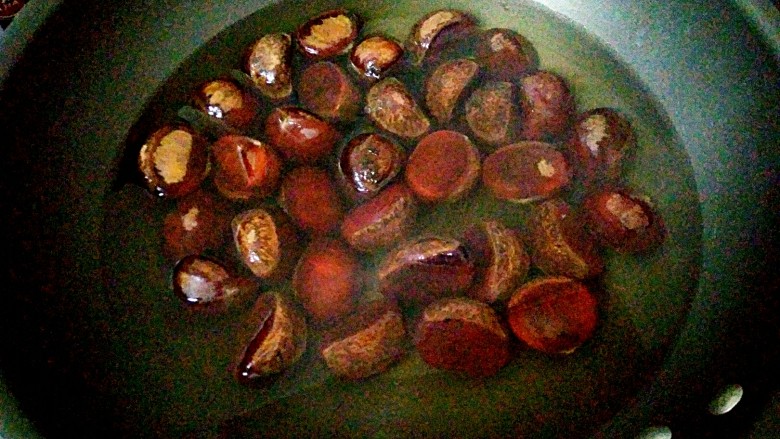 栗子香菇鸡煲,锅里放水,放盐,烧开,倒入<a style='color:red;display:inline-block;' href='/shicai/ 667'>栗子</a>煮5分钟