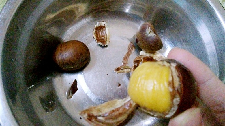 栗子香菇鸡煲,捞起来,趁热剥皮