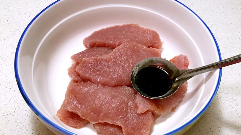 黑椒猪扒,把敲松的猪里脊放入碗中,加入<a style='color:red;display:inline-block;' href='/shicai/ 788'>生抽</a>