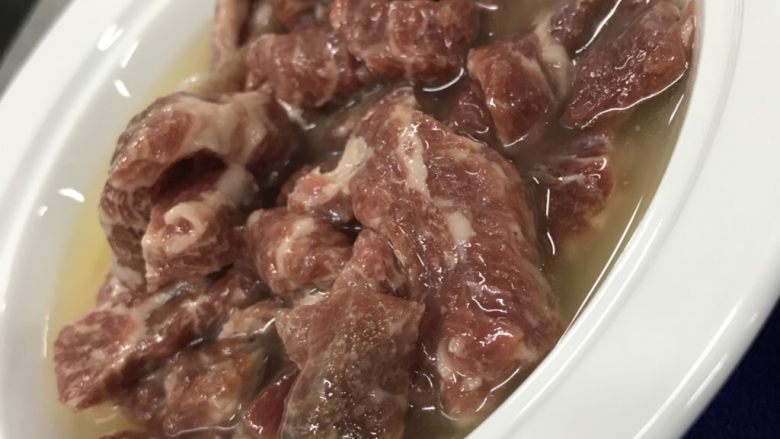 樟树港辣椒炒牛肉,牛肉切条 冲水 再毛巾吸水 ,再把调料1依次放入牛肉中 用手抓匀腌制10分钟