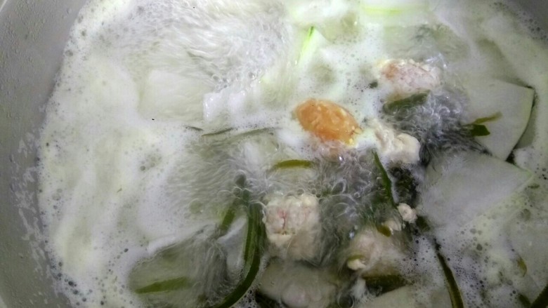 海带冬瓜鸡丸汤,水开,下去鸡肉丸