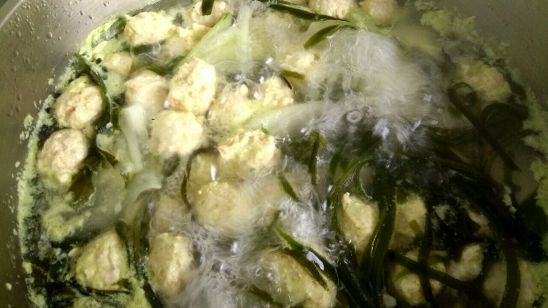 海带冬瓜鸡丸汤,所有的鸡肉丸浮起,把浮沫撇掉,冬瓜变透明关火