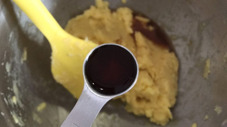 伯爵饼干,加入两勺红茶液和茶渣,搅拌均匀