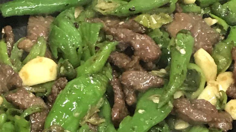 樟树港辣椒炒牛肉,倒入牛肉 撒少量料酒 加入少量清水 调料3放入