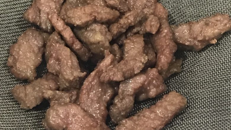 樟树港辣椒炒牛肉,锅中烧油 牛肉下锅煎至三分熟 出锅待用