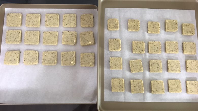 伯爵饼干,冻的时间差不多时烤箱上下火190度预热。取出冻硬的面糊,切成厚薄差不多的饼干块。我用了两种宽度不同的模具,最好分开烤,饼干厚薄宽度不一需要的时间不一样
