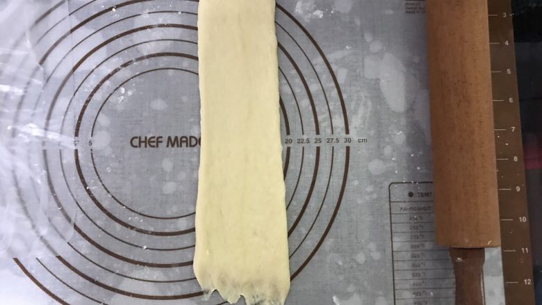 苹果玫瑰吐司,用擀面杖朝上下两端擀长,边擀边调整,保持宽度一致。