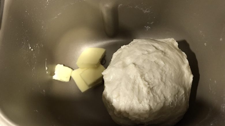 苹果玫瑰吐司,一个揉面程序结束后加入黄油,继续一个揉面程序