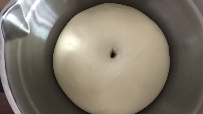 苹果玫瑰吐司,
发酵好的面团用粘面粉的手指戳一个洞,洞口不回缩不塌陷即发酵成功