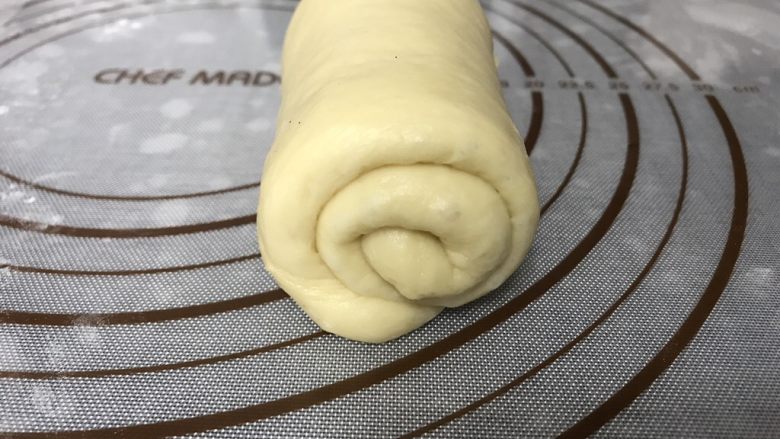 苹果玫瑰吐司,从上往下卷起,不用卷太紧,收口朝下
